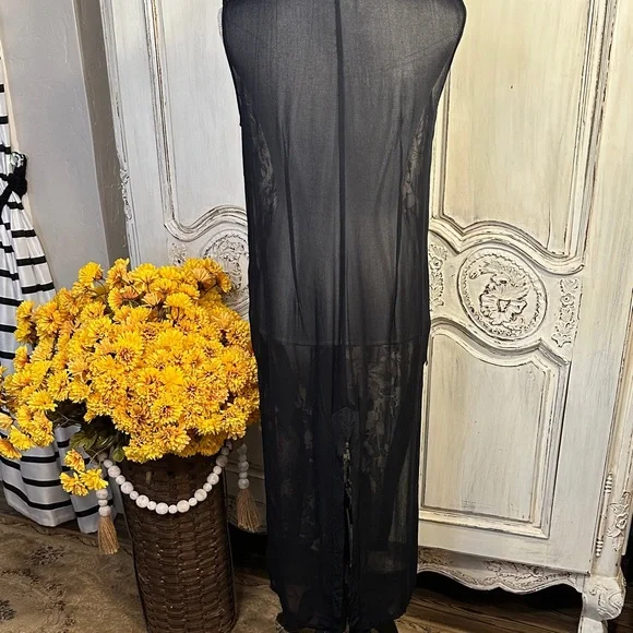 T Rose Embroidered Black Sheer Floral Sleeveless Duster - Picture 9 of 11